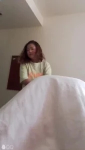 刚送完娃就来找我的人妻狠狠后入大屁股