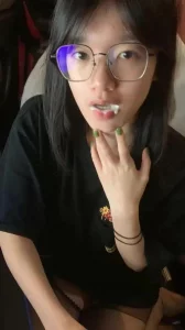 极品眼镜妹，反差感拉满，脱光光美乳嫩穴掰开特写，水嫩多汁，和男友啪啪